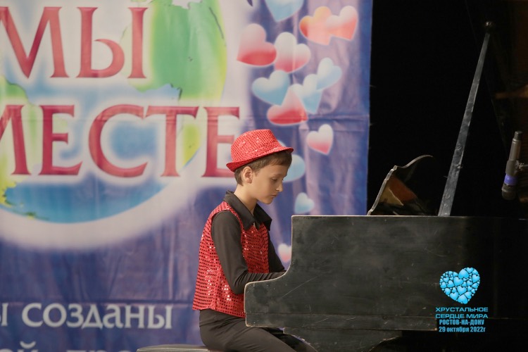Юный музыкант за роялем на конкурсе &laquo;Кристальное сердце&raquo;